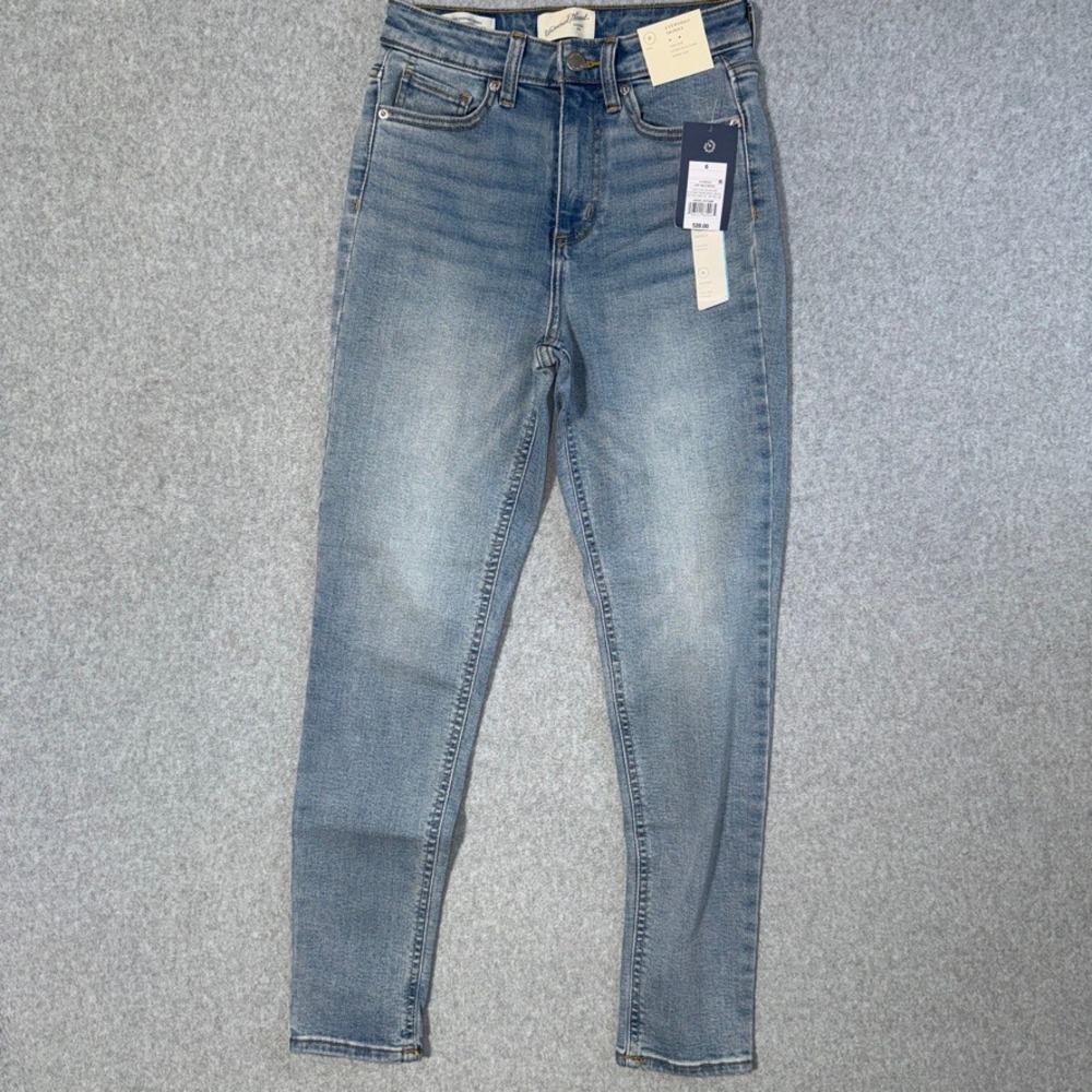 Universal Thread High Rise Everyday Skinny Jeans 6 Regular Light Wash Denim